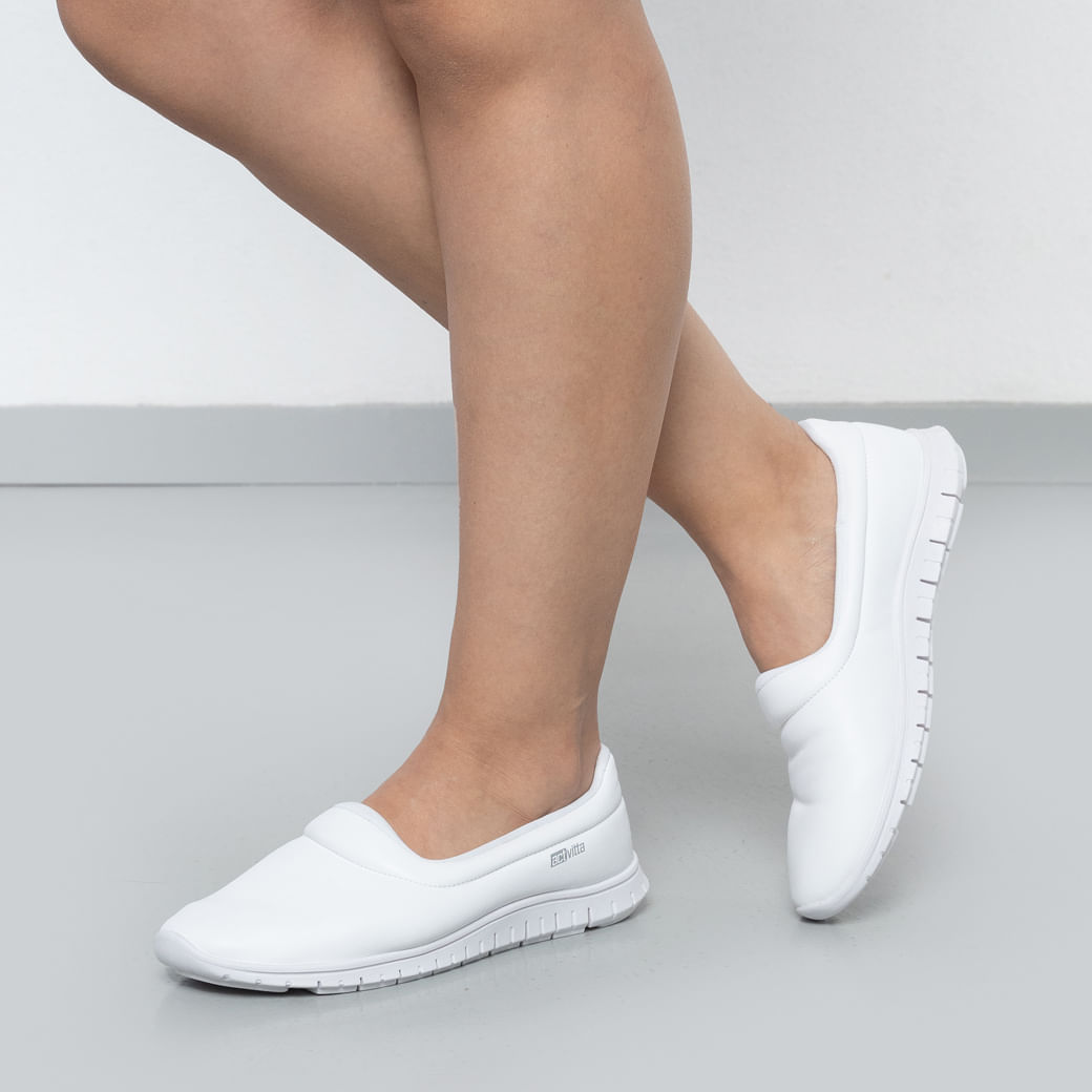 Tênis casual branco feminino Actvitta Slip On em outro ângulo, mostrando detalhes da sola e interior rosa